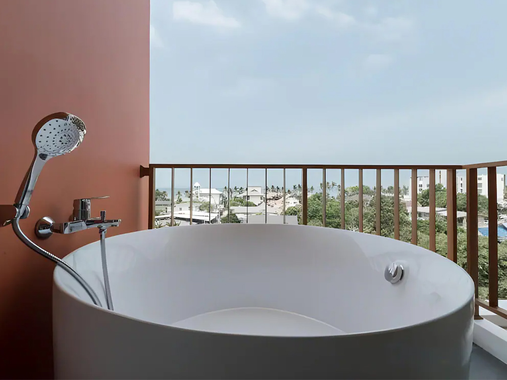 CHIMPANZEE BATH POD SUITE SEAVIEW