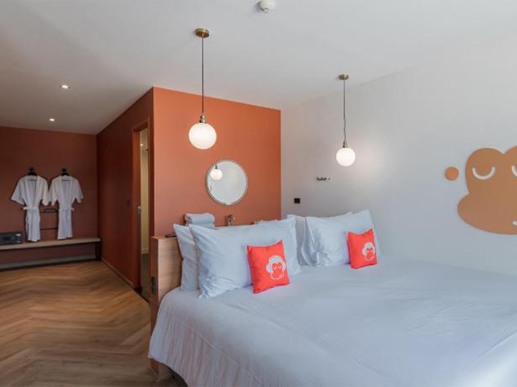CHIMPANZEE BATH POD SUITE SEAVIEW