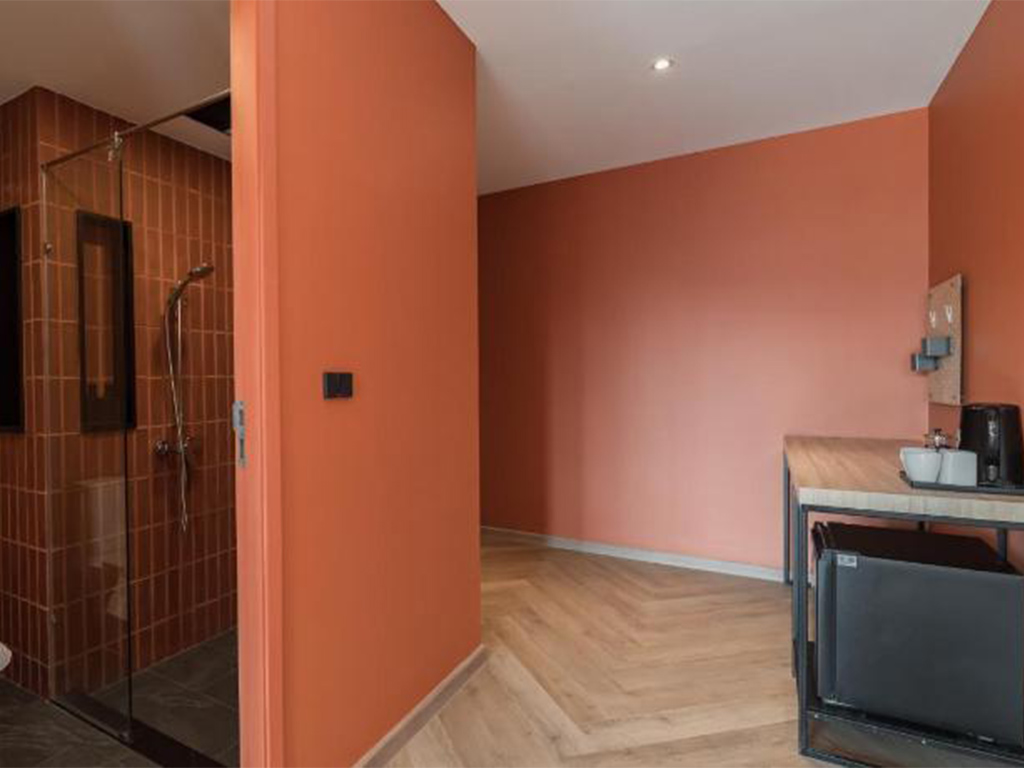 CHIMPANZEE BATH POD SUITE SEAVIEW