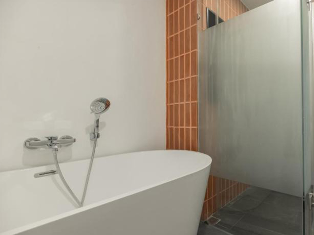 CHIMPANZEE BATH POD SUITE SEAVIEW