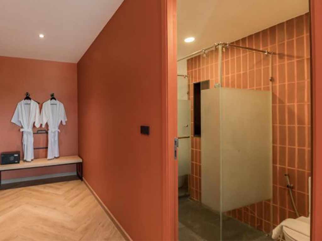 CHIMPANZEE BATH POD SUITE SEAVIEW