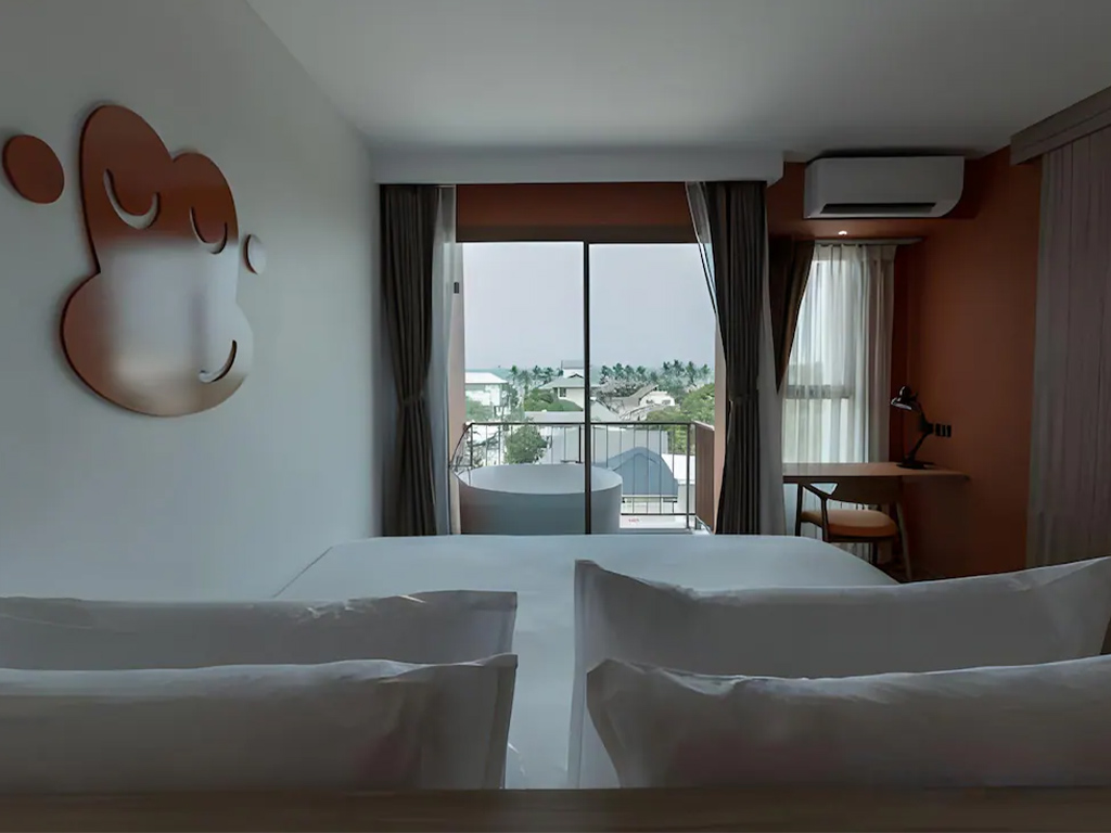 CHIMPANZEE BATH POD SUITE SEAVIEW